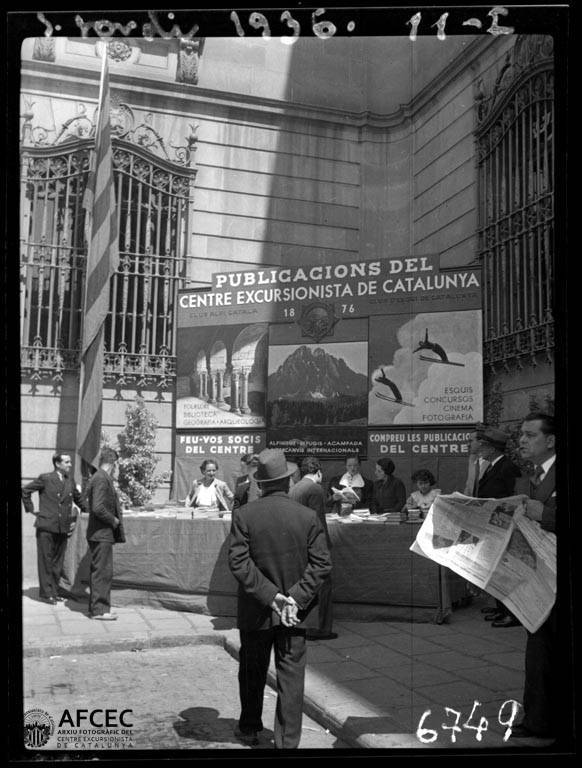 Diverses_persones_a_la_parada_de_llibres_del_Centre_Excursionista_de_Catalunya_per_Sant_Jordi (2).jpg