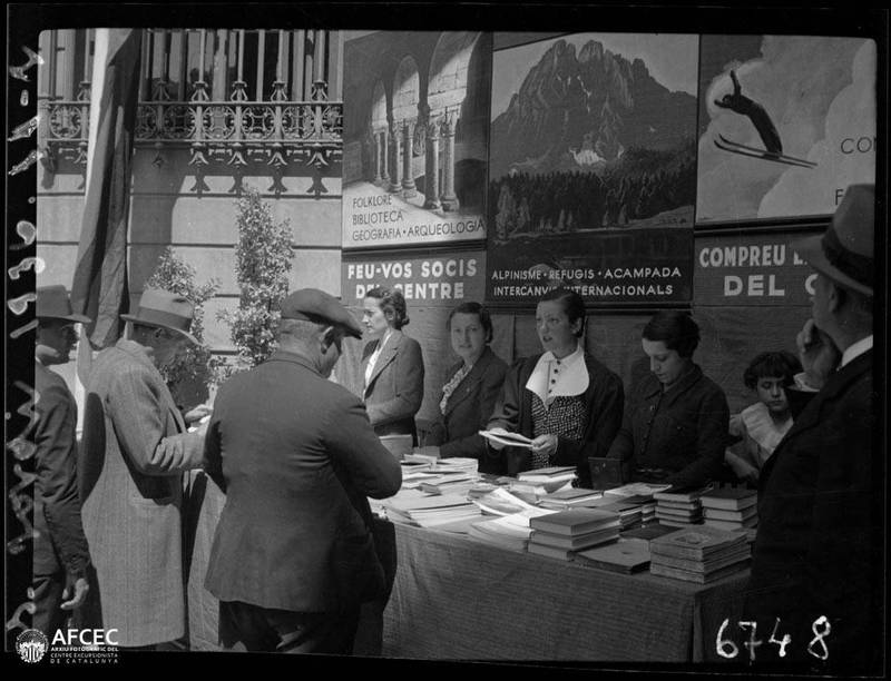 Diverses_persones_a_la_parada_de_llibres_del_Centre_Excursionista_de_Catalunya_per_Sant_Jordi (1).jpg