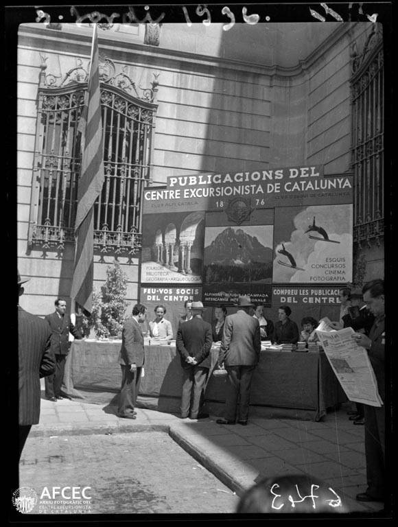 Parada_de_llibres_del_Centre_Excursionista_de_Catalunya_i_gent_mirant_per_Sant_Jordi (2).jpg