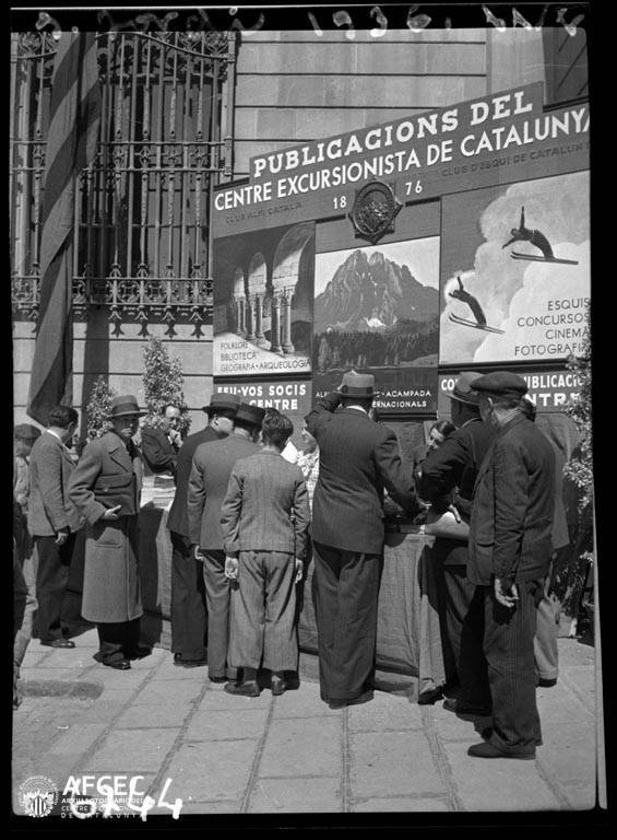 Parada_de_llibres_del_Centre_Excursionista_de_Catalunya_i_gent_mirant_per_Sant_Jordi (1).jpg