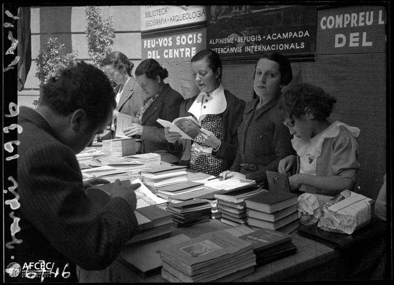 Diverses_dones_i_una_nena_en_una_parada_de_llibres_del_Centre_Excursionista_de_Catalunya_per_Sant_Jordi.jpg