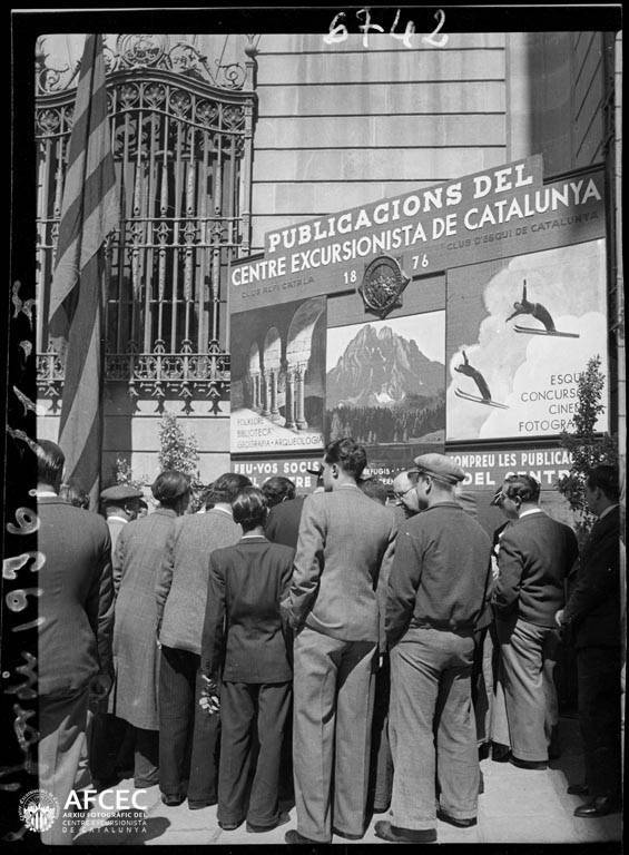 Parada_de_llibres_del_Centre_Excursionista_de_Catalunya_i_gent_mirant_per_Sant_Jordi.jpg